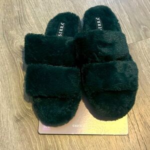 Serra Green Slippers Size 9/10